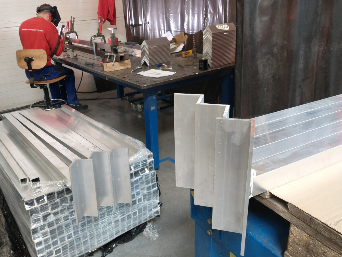 produkcja stojaków - precyzyjne spawanie aluminium